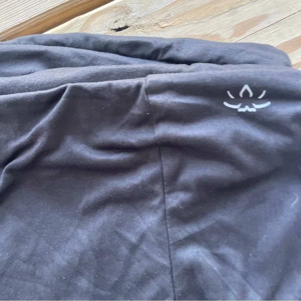 NWT BEYOND YOGA Pocket Infinity Scarf Black